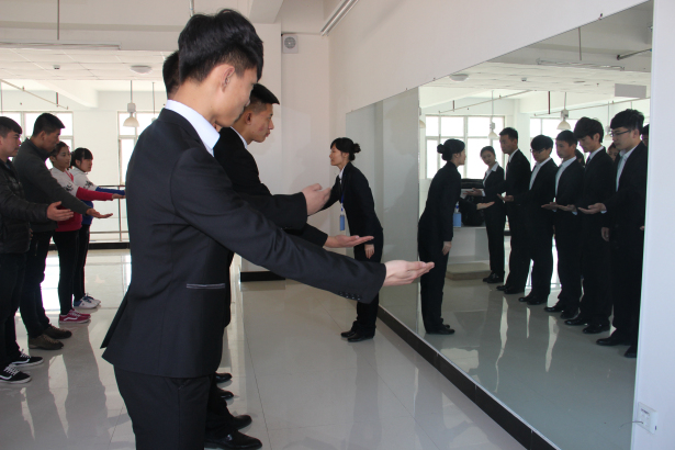 汽车销售礼仪实训