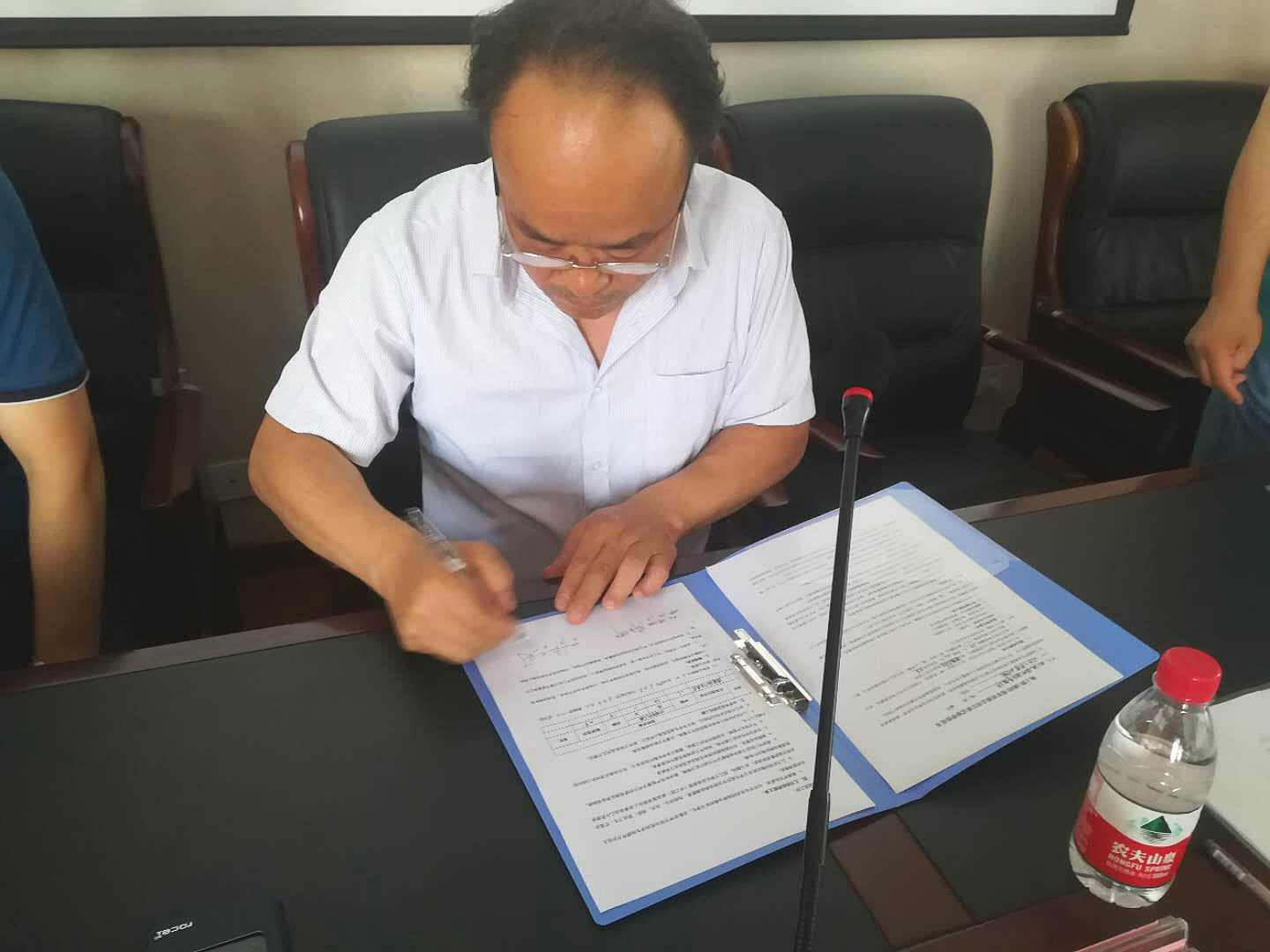 校企合作——地上铁租车有限公司合作洽谈签约揭牌仪式